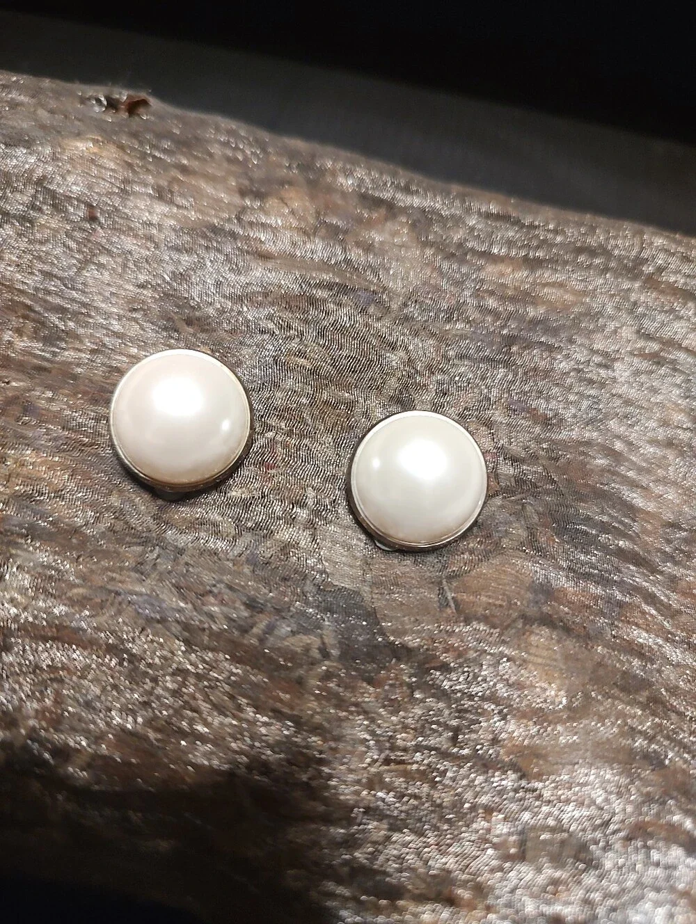 🍒🤍🍒 Timeless Retro Style Cream Ivory Domed Faux Pearl & Gold Earrings